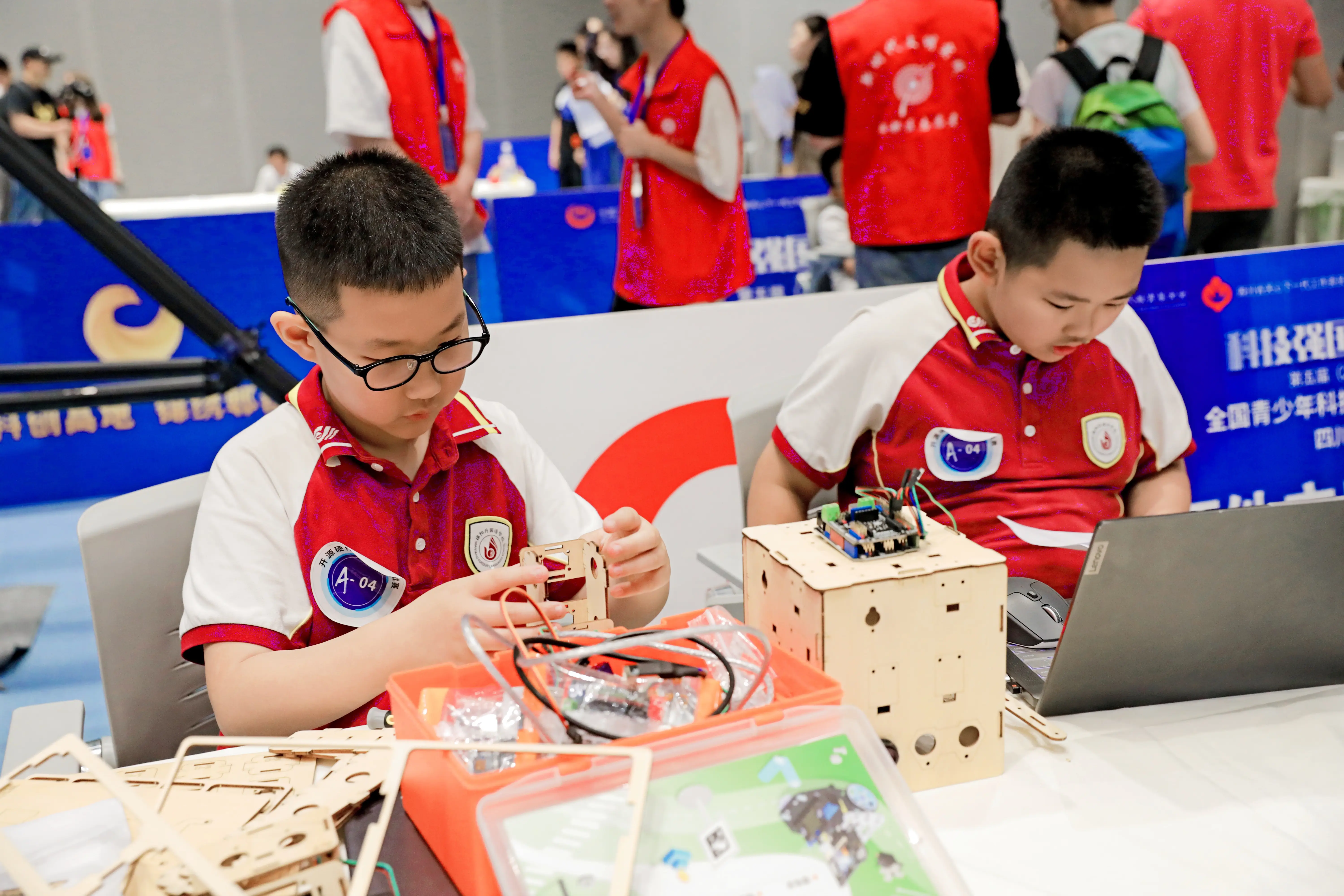 资阳市科技创新成果展精彩纷呈，新教育政策助力学生全面发展